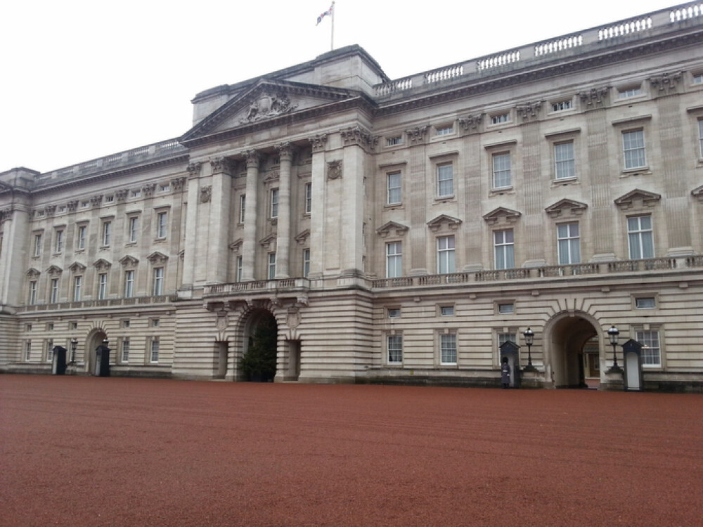 Secretele Palatului Buckingham dezvăluite de angajați. Regina are la dispoziție un bancomat - Imaginea 1