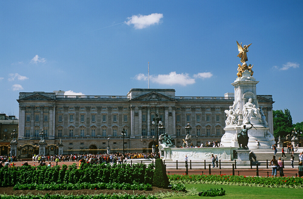 Secretele Palatului Buckingham dezvăluite de angajați. Regina are la dispoziție un bancomat - Imaginea 2