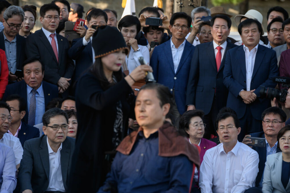 Motivul pentru care politicienii sud coreeni din opoziție se rad în cap. Mesajul transmis - Imaginea 2
