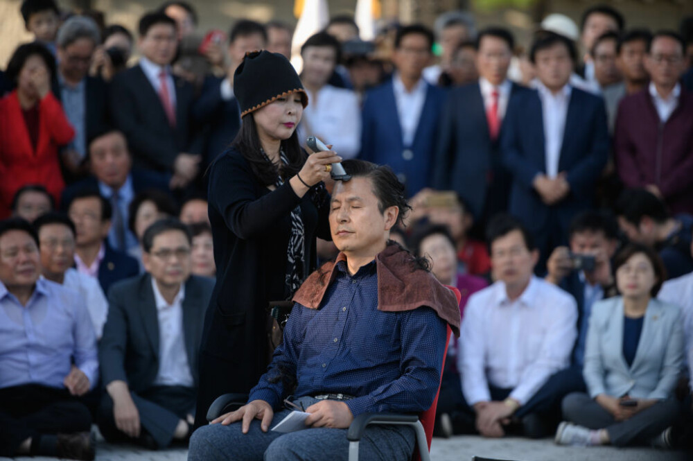 Motivul pentru care politicienii sud coreeni din opoziție se rad în cap. Mesajul transmis - Imaginea 1