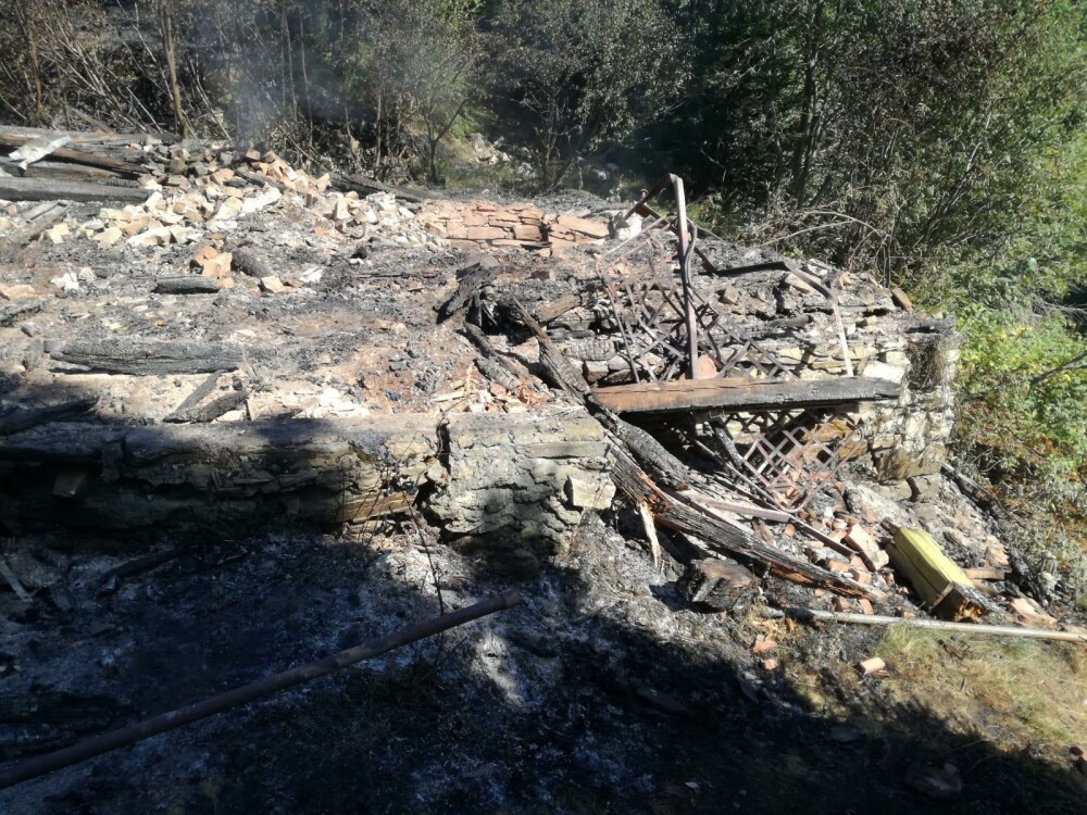 Cabana Urlea, una dintre cele mai vechi din țară, arsă din temelii. Cum puteţi ajuta - Imaginea 3