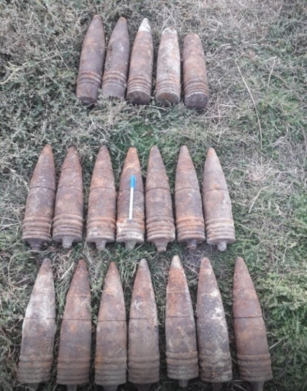 Zeci de proiectile, gloanţe şi cartuşe, descoperite în cimitirul din Bârlad. De unde provin - Imaginea 1