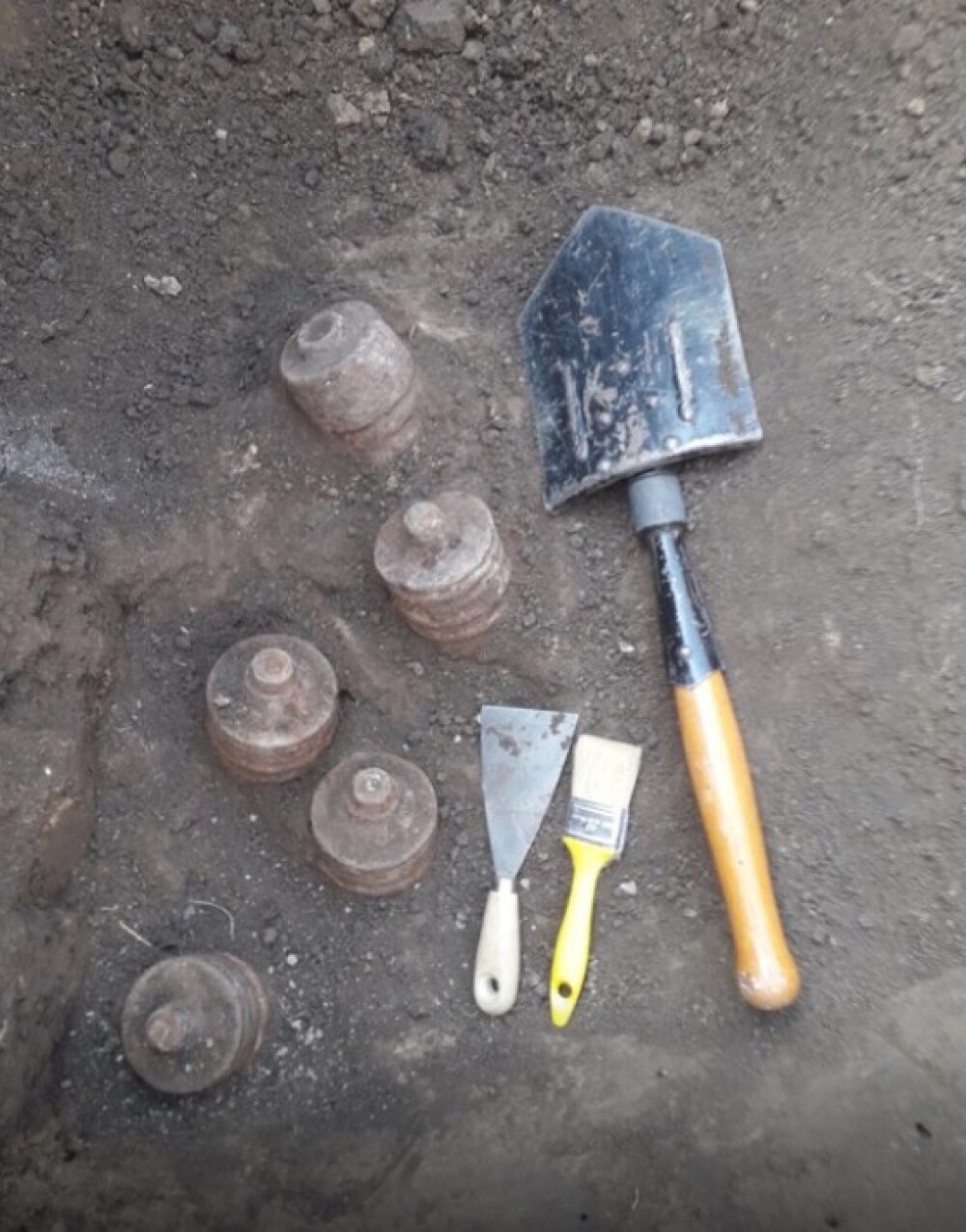Zeci de proiectile, gloanţe şi cartuşe, descoperite în cimitirul din Bârlad. De unde provin - Imaginea 2