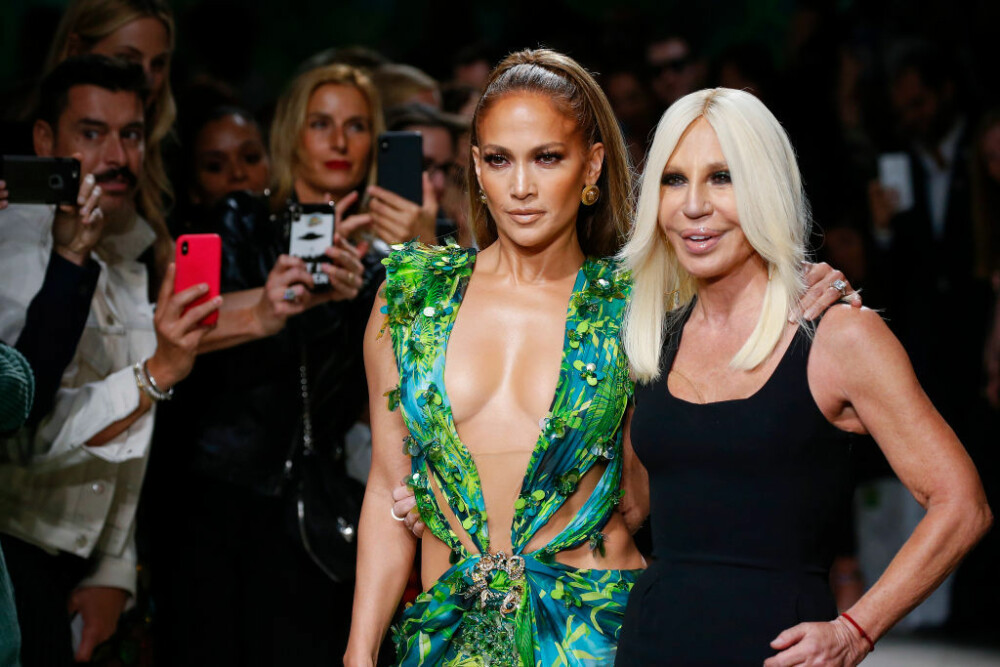 Jennifer Lopez, show incendiar pentru Versace. A defilat în rochia care a inspirat Google Images - Imaginea 5