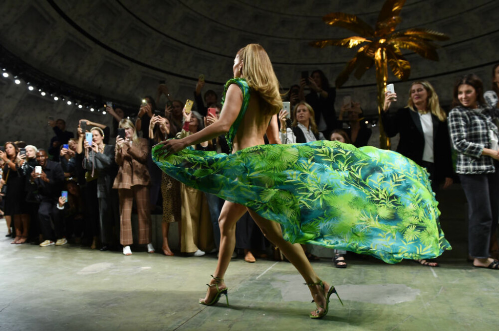 Jennifer Lopez, show incendiar pentru Versace. A defilat în rochia care a inspirat Google Images - Imaginea 3