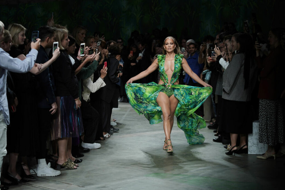 Jennifer Lopez, show incendiar pentru Versace. A defilat în rochia care a inspirat Google Images - Imaginea 2