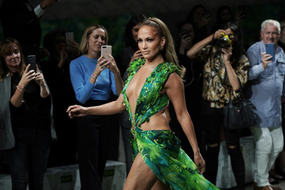 Jennifer Lopez, show incendiar pentru Versace. A defilat în rochia care a inspirat Google Images - Imaginea 1