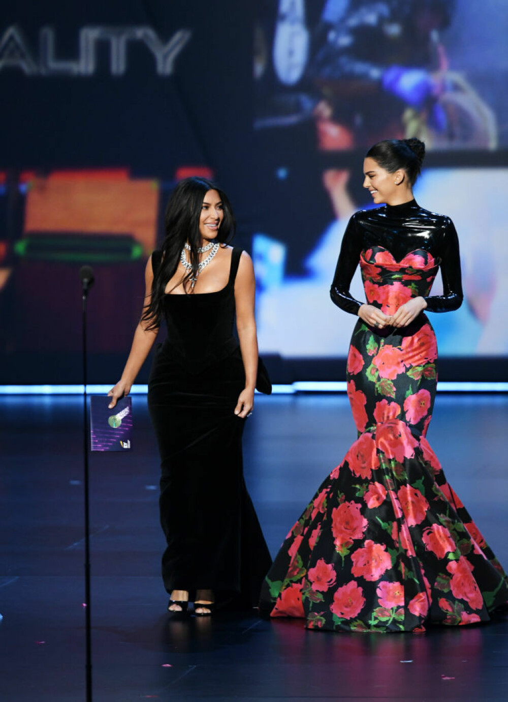 Surorile Kardashian, umilite la premiile Emmy. Momentul care a stârnit hohote de râs - Imaginea 12