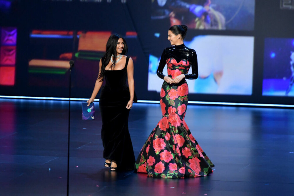 Surorile Kardashian, umilite la premiile Emmy. Momentul care a stârnit hohote de râs - Imaginea 8