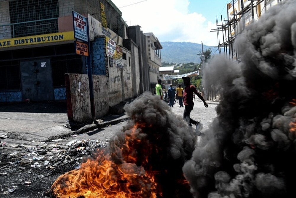 Un senator din Haiti a deschis focul în fața Parlamentului, printre protestatari - Imaginea 8