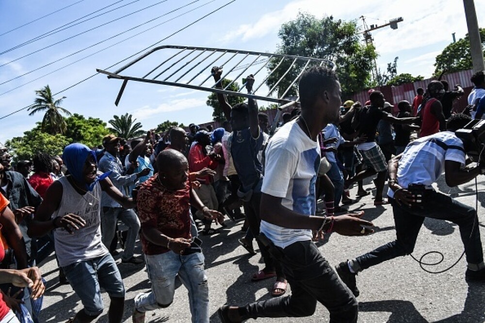 Un senator din Haiti a deschis focul în fața Parlamentului, printre protestatari - Imaginea 7