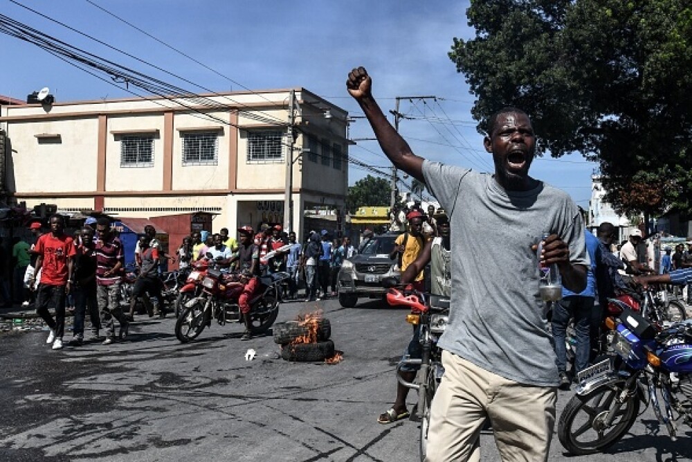 Un senator din Haiti a deschis focul în fața Parlamentului, printre protestatari - Imaginea 6