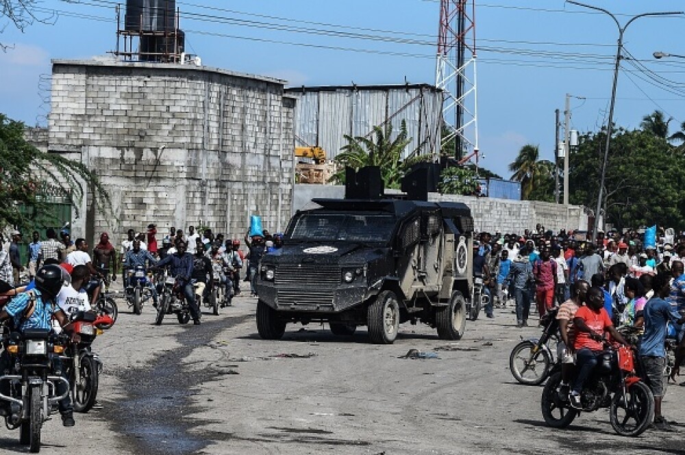 Un senator din Haiti a deschis focul în fața Parlamentului, printre protestatari - Imaginea 5