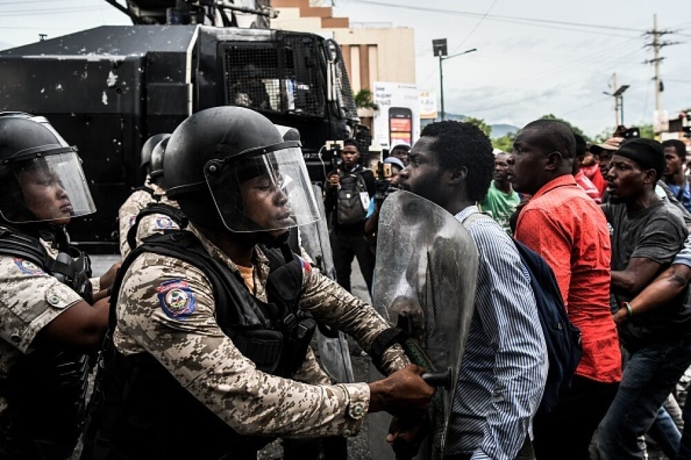 Un senator din Haiti a deschis focul în fața Parlamentului, printre protestatari - Imaginea 2