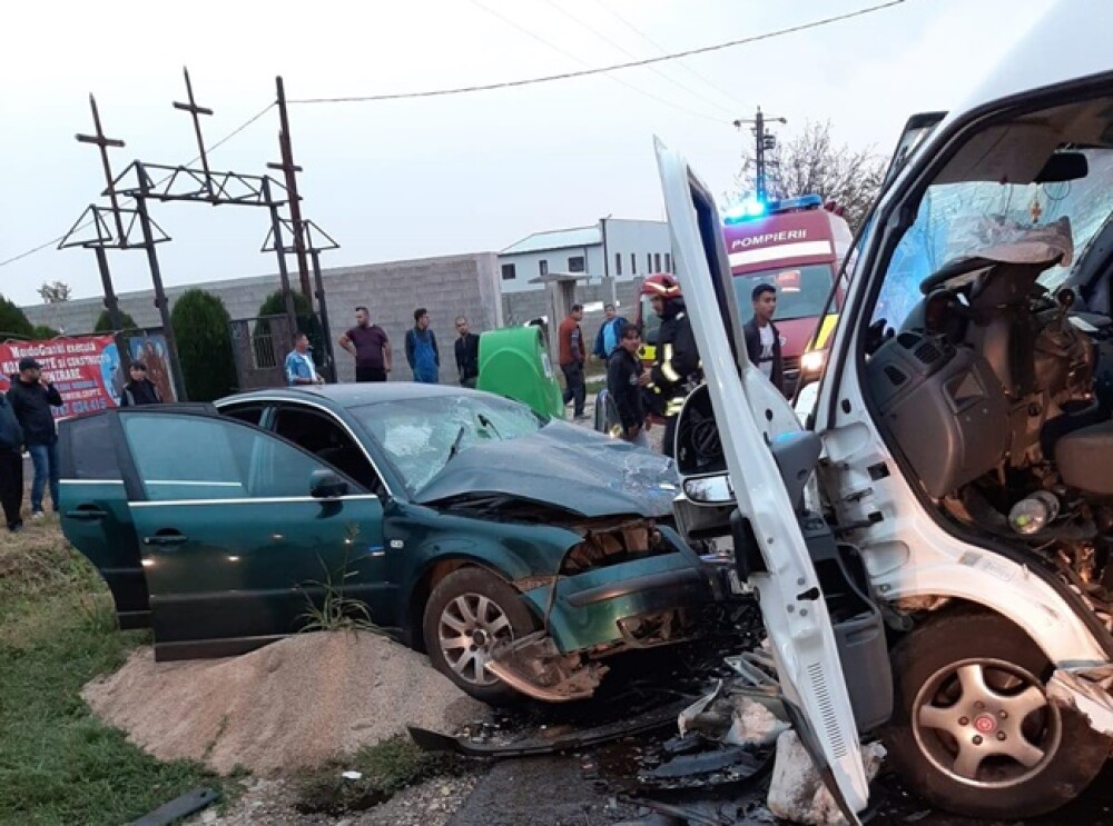 Accident cu 6 răniți, printre care și 4 copii, după o depășire neregulamentară în Lugoj - Imaginea 1