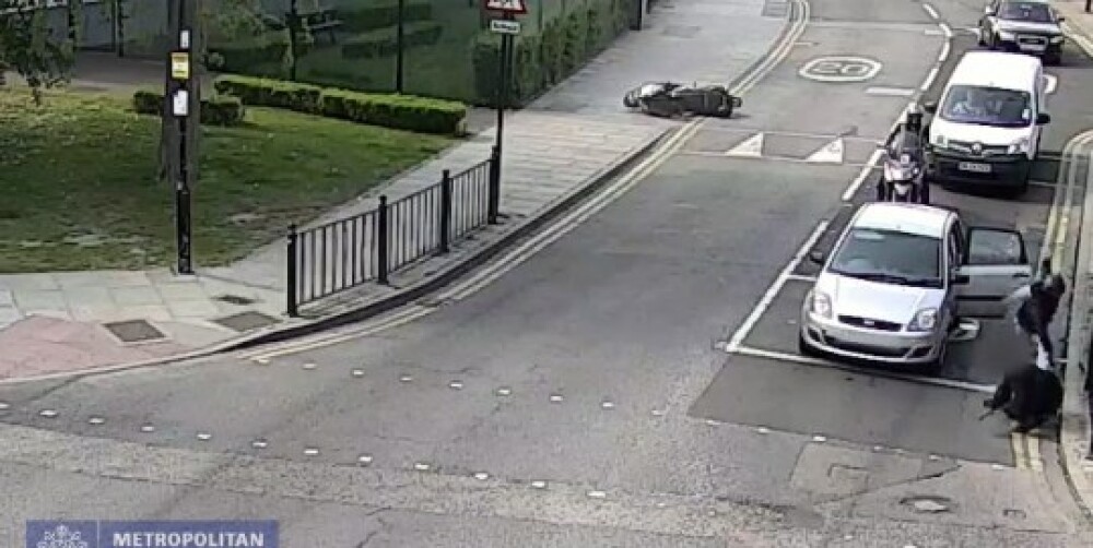 Incident șocant în Londra. Momentul în care un bărbat atacă pasagerii unei mașini cu o macetă - Imaginea 3