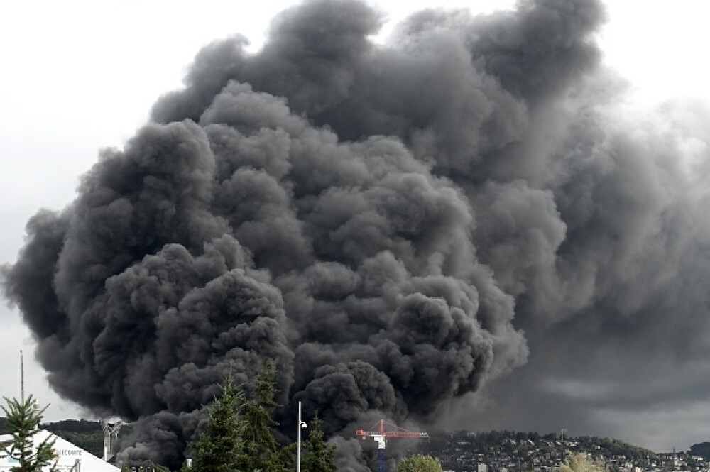 Incendiu uriaș la o uzină chimică în Franţa. Școli şi grădiniţe închise. Imagini apocaliptice - Imaginea 3