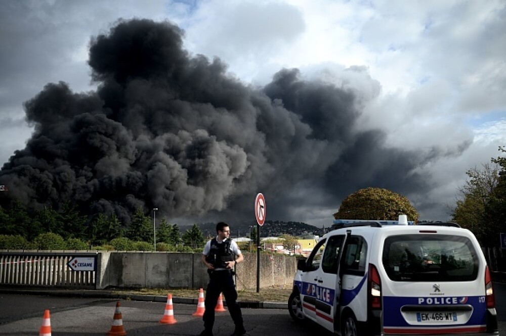 Incendiu uriaș la o uzină chimică în Franţa. Școli şi grădiniţe închise. Imagini apocaliptice - Imaginea 4