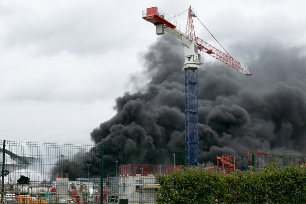 Incendiu uriaș la o uzină chimică în Franţa. Școli şi grădiniţe închise. Imagini apocaliptice - Imaginea 6