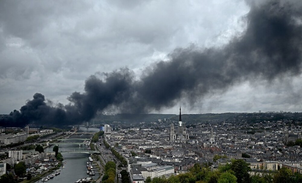 Incendiu uriaș la o uzină chimică în Franţa. Școli şi grădiniţe închise. Imagini apocaliptice - Imaginea 7