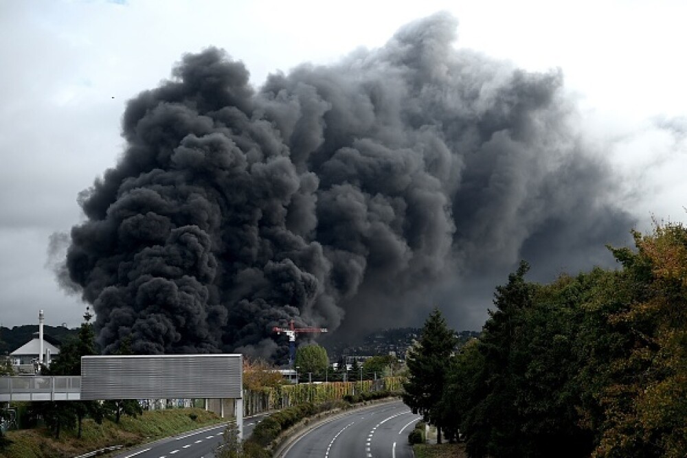 Incendiu uriaș la o uzină chimică în Franţa. Școli şi grădiniţe închise. Imagini apocaliptice - Imaginea 8