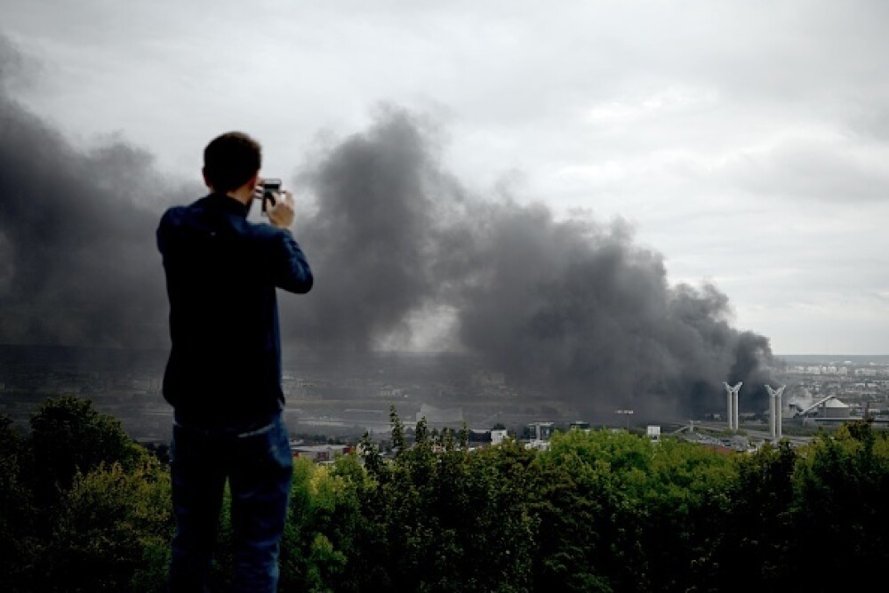 Incendiu uriaș la o uzină chimică în Franţa. Școli şi grădiniţe închise. Imagini apocaliptice - Imaginea 9