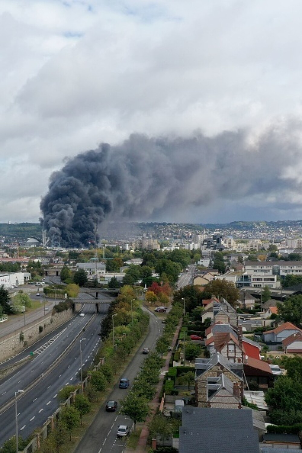 Incendiu uriaș la o uzină chimică în Franţa. Școli şi grădiniţe închise. Imagini apocaliptice - Imaginea 10