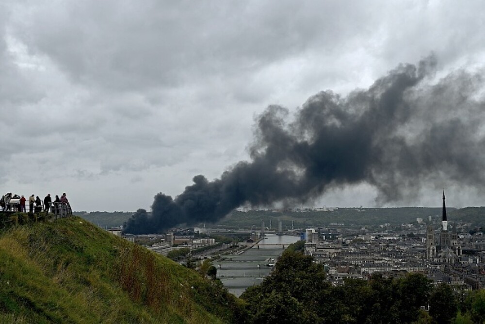 Incendiu uriaș la o uzină chimică în Franţa. Școli şi grădiniţe închise. Imagini apocaliptice - Imaginea 11
