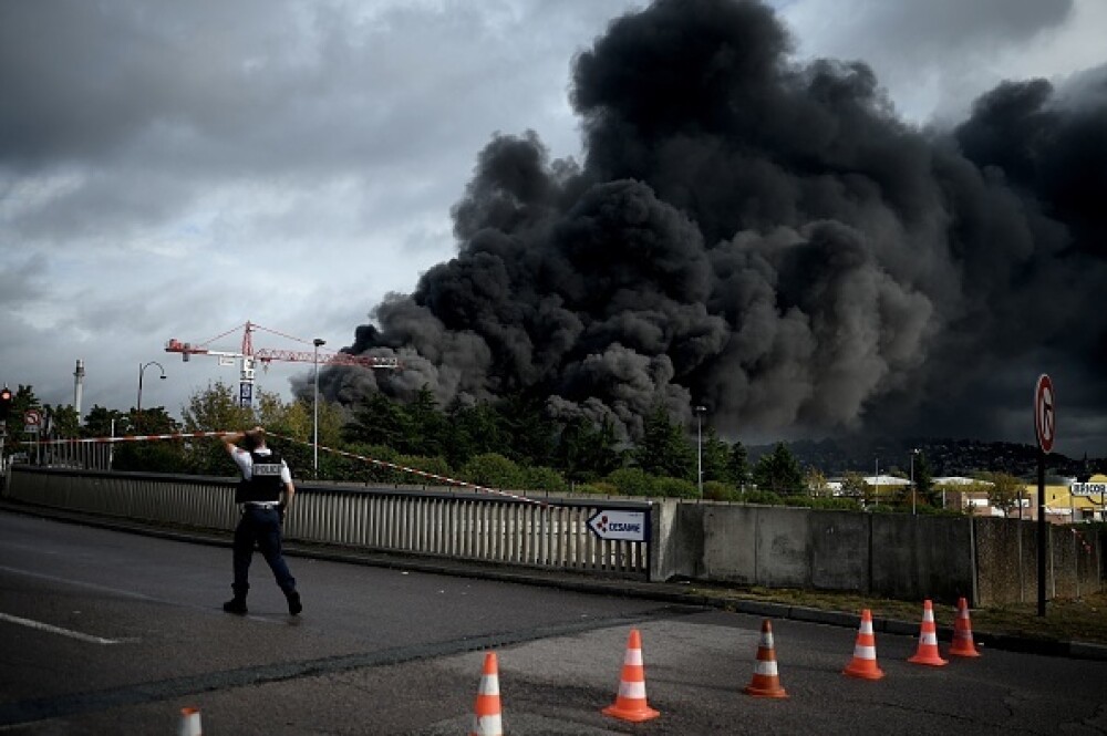Incendiu uriaș la o uzină chimică în Franţa. Școli şi grădiniţe închise. Imagini apocaliptice - Imaginea 12
