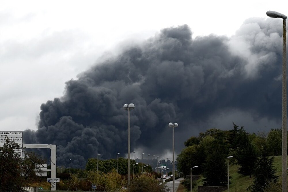 Incendiu uriaș la o uzină chimică în Franţa. Școli şi grădiniţe închise. Imagini apocaliptice - Imaginea 13