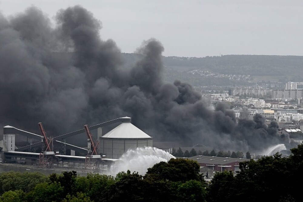 Incendiu uriaș la o uzină chimică în Franţa. Școli şi grădiniţe închise. Imagini apocaliptice - Imaginea 14