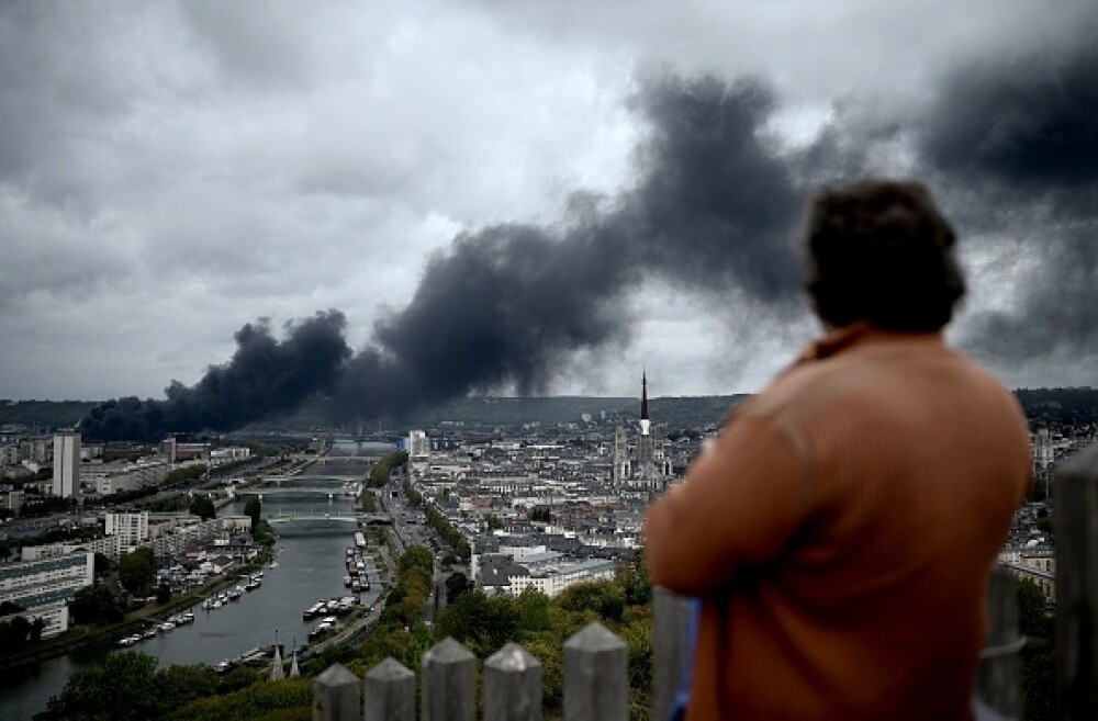 Incendiu uriaș la o uzină chimică în Franţa. Școli şi grădiniţe închise. Imagini apocaliptice - Imaginea 15