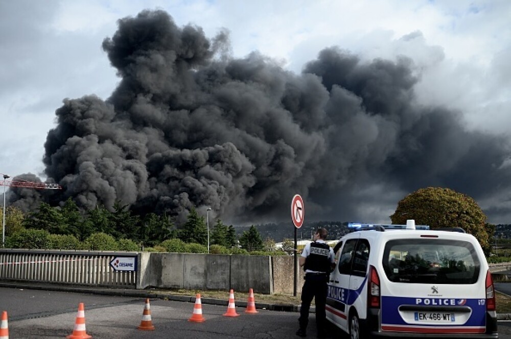 Incendiu uriaș la o uzină chimică în Franţa. Școli şi grădiniţe închise. Imagini apocaliptice - Imaginea 16