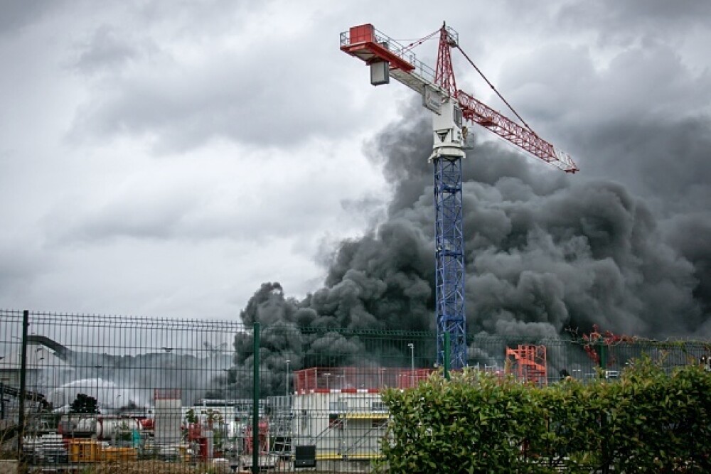 Incendiu uriaș la o uzină chimică în Franţa. Școli şi grădiniţe închise. Imagini apocaliptice - Imaginea 17