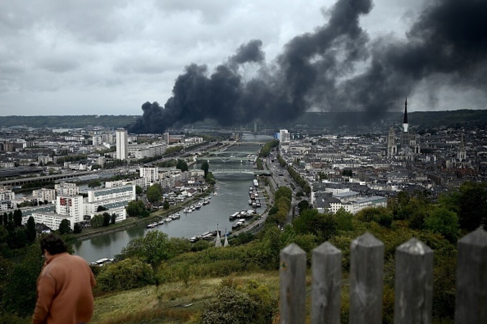 Incendiu uriaș la o uzină chimică în Franţa. Școli şi grădiniţe închise. Imagini apocaliptice - Imaginea 18