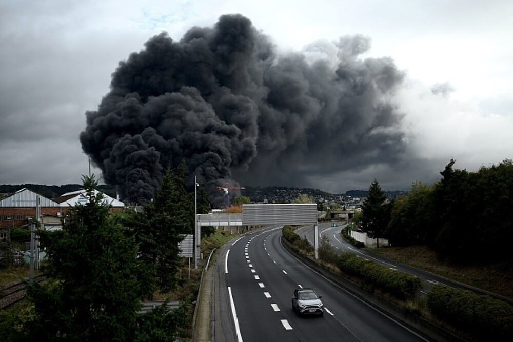 Incendiu uriaș la o uzină chimică în Franţa. Școli şi grădiniţe închise. Imagini apocaliptice - Imaginea 20