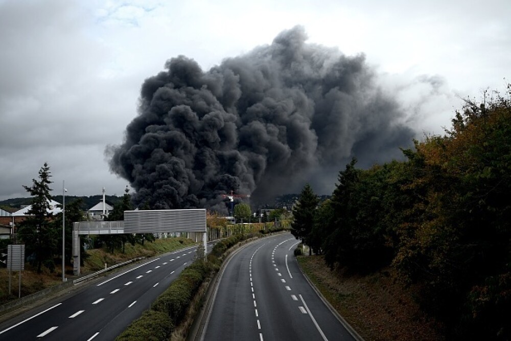 Incendiu uriaș la o uzină chimică în Franţa. Școli şi grădiniţe închise. Imagini apocaliptice - Imaginea 24