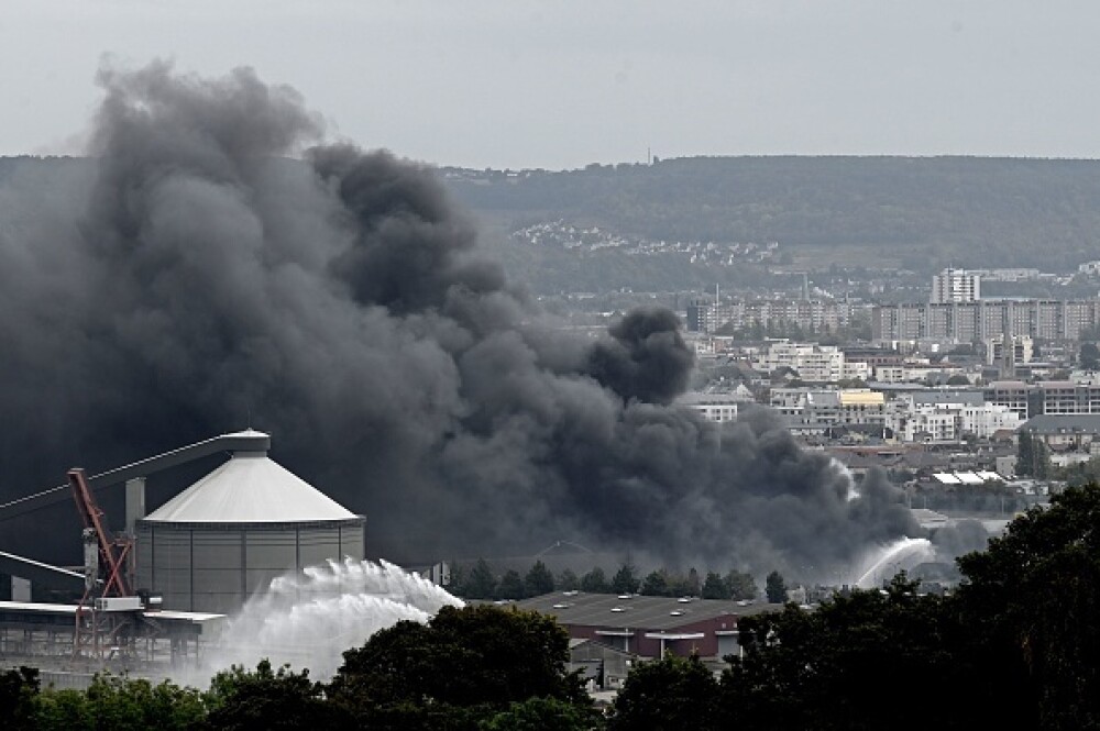 Incendiu uriaș la o uzină chimică în Franţa. Școli şi grădiniţe închise. Imagini apocaliptice - Imaginea 26