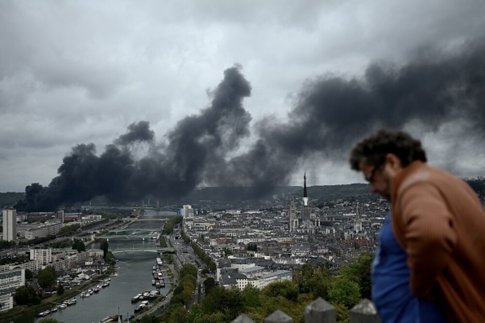 Incendiu uriaș la o uzină chimică în Franţa. Școli şi grădiniţe închise. Imagini apocaliptice - Imaginea 27