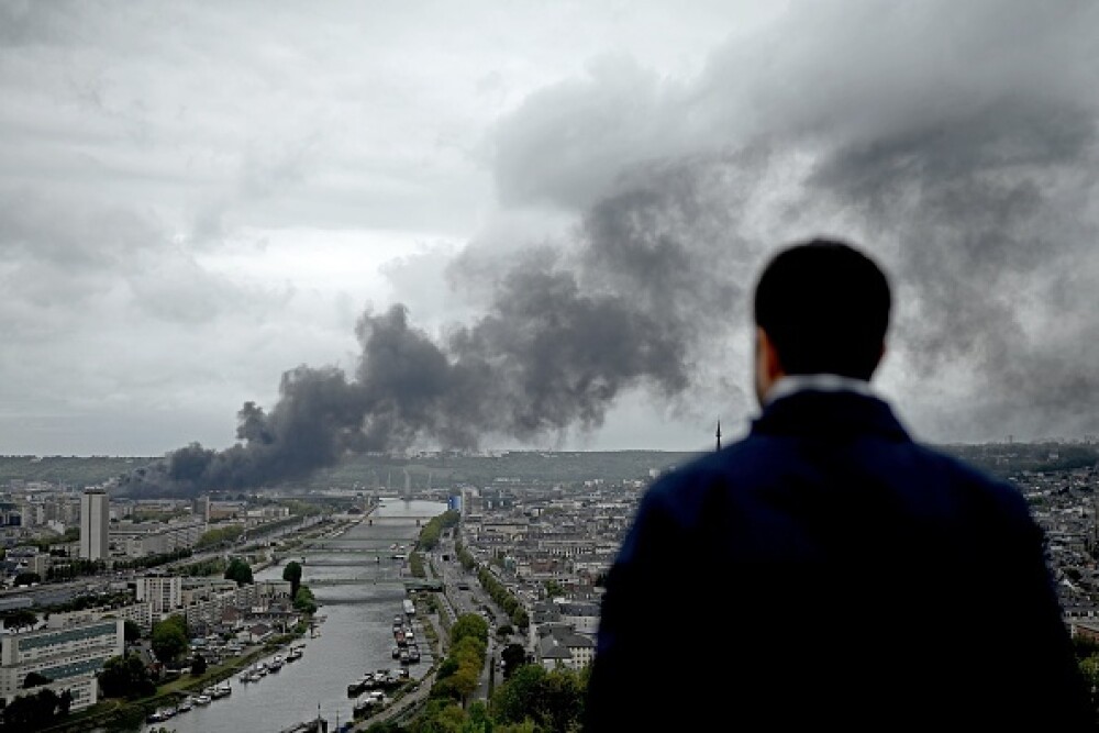 Incendiu uriaș la o uzină chimică în Franţa. Școli şi grădiniţe închise. Imagini apocaliptice - Imaginea 28