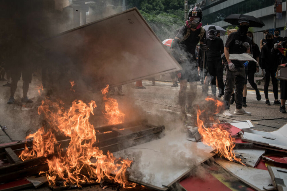 Noi proteste la Hong Kong. Poliția a folosit tunuri de apă cu colorant albastru - Imaginea 4