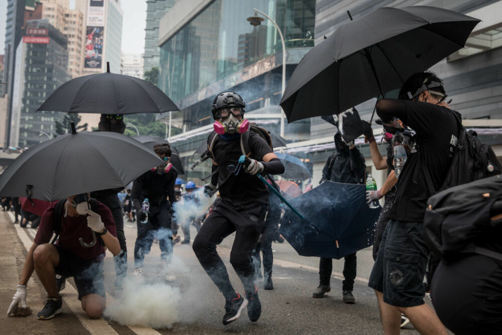 Noi proteste la Hong Kong. Poliția a folosit tunuri de apă cu colorant albastru - Imaginea 3