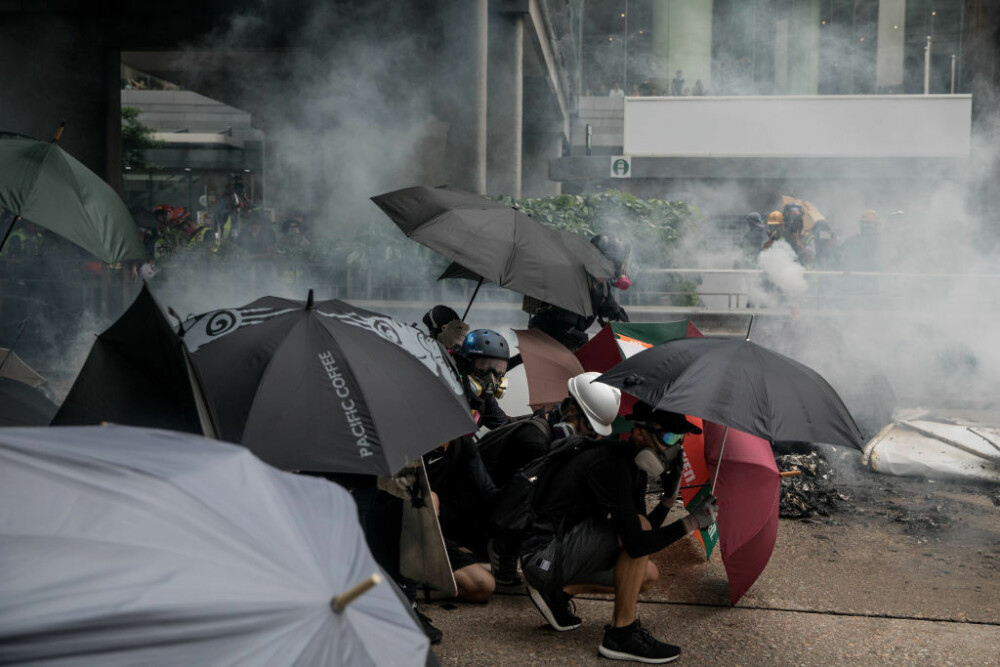 Noi proteste la Hong Kong. Poliția a folosit tunuri de apă cu colorant albastru - Imaginea 2