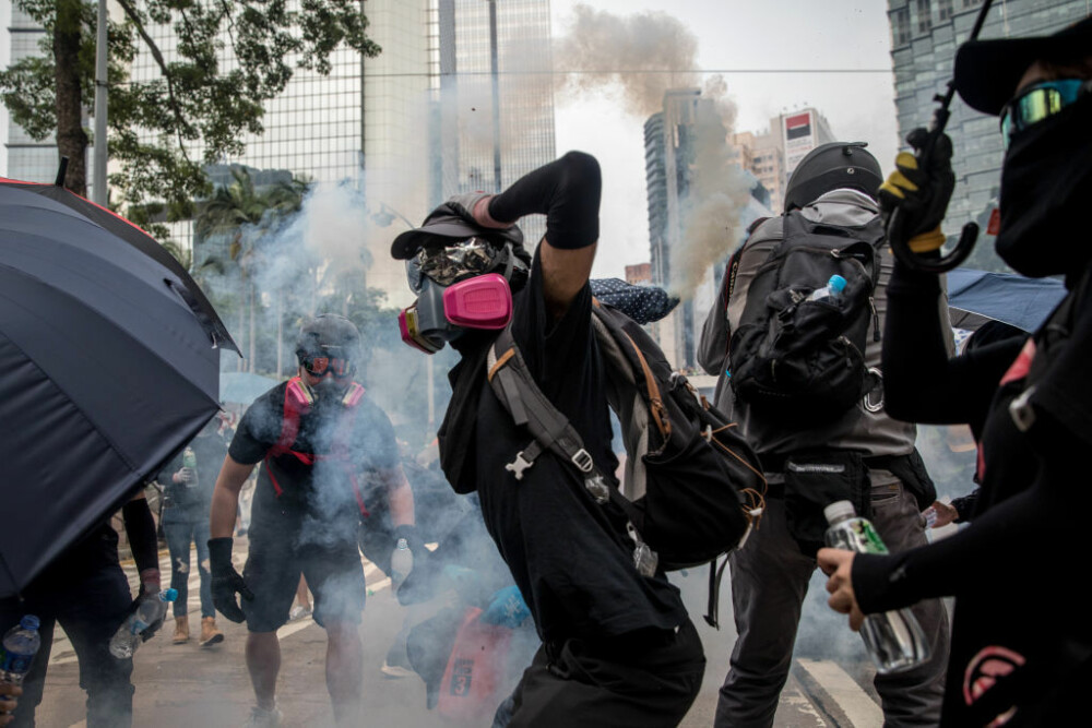 Noi proteste la Hong Kong. Poliția a folosit tunuri de apă cu colorant albastru - Imaginea 1