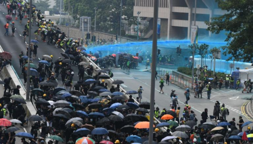 Noi proteste la Hong Kong. Poliția a folosit tunuri de apă cu colorant albastru - Imaginea 5