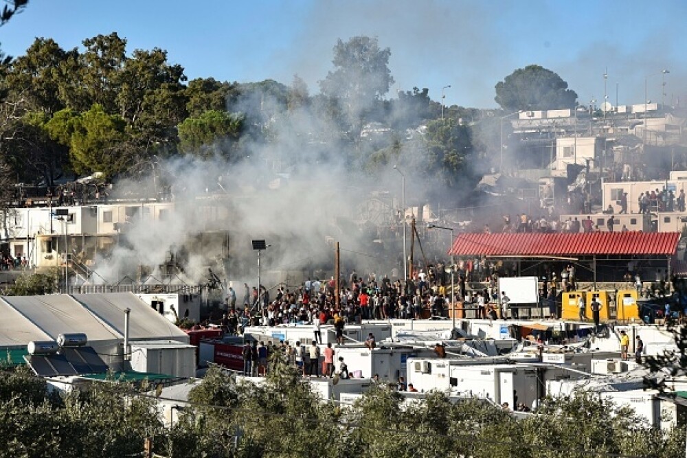 Revoltă și incendiu într-o tabără de refugiați din Grecia. Cel puțin doi morți. FOTO - Imaginea 7