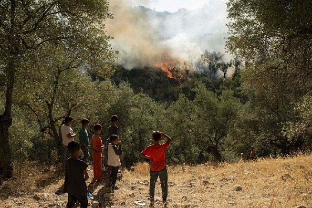 Revoltă și incendiu într-o tabără de refugiați din Grecia. Cel puțin doi morți. FOTO - Imaginea 2