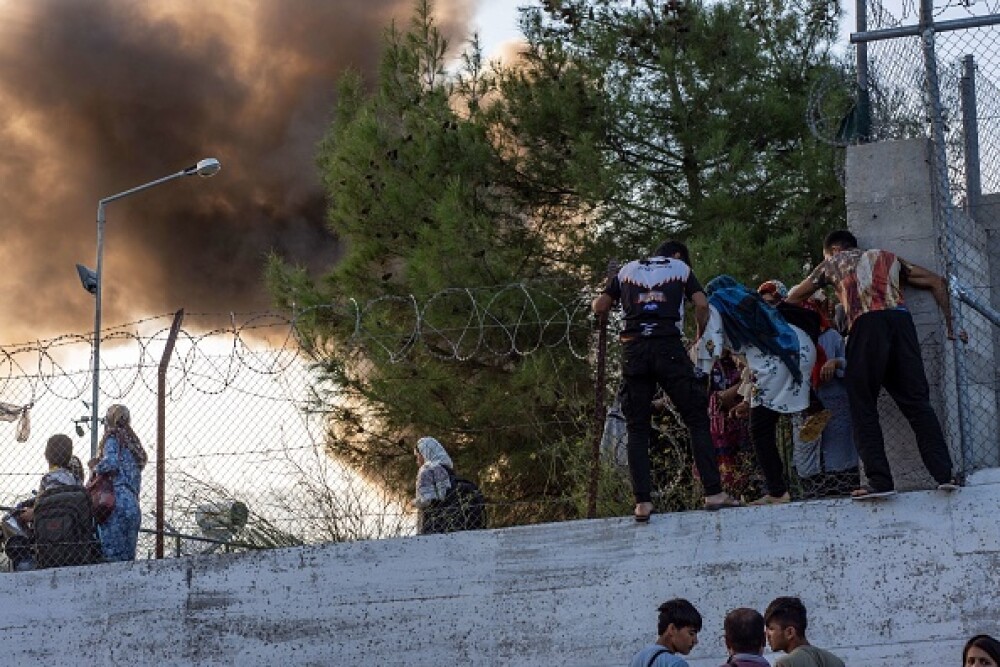 Revoltă și incendiu într-o tabără de refugiați din Grecia. Cel puțin doi morți. FOTO - Imaginea 1