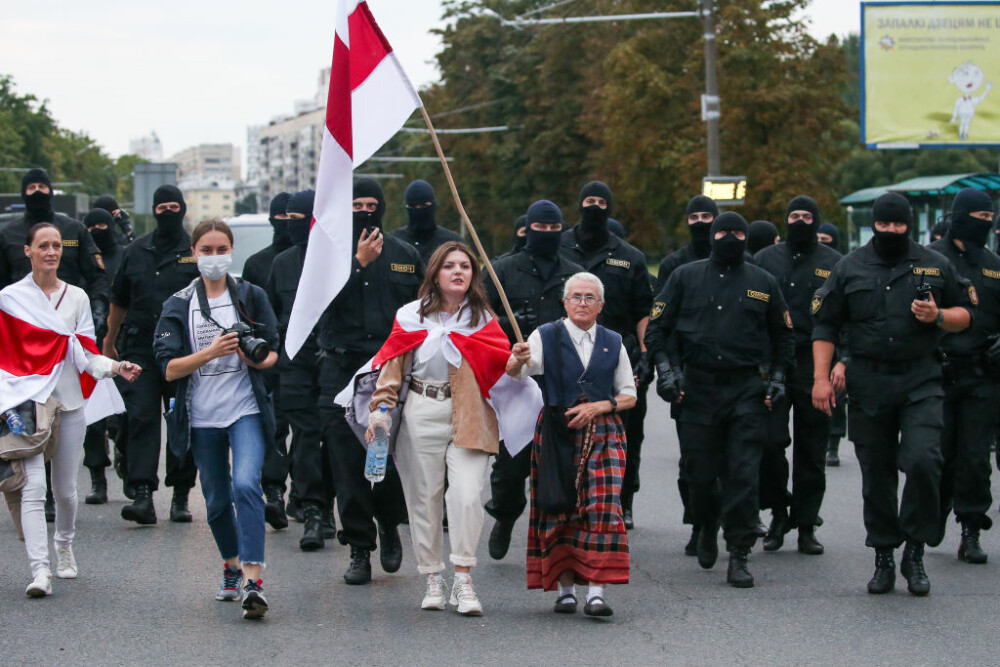 Celebră pe internet. O străbunică de 73 de ani îi înfruntă pe jandarmii din Belarus - Imaginea 1