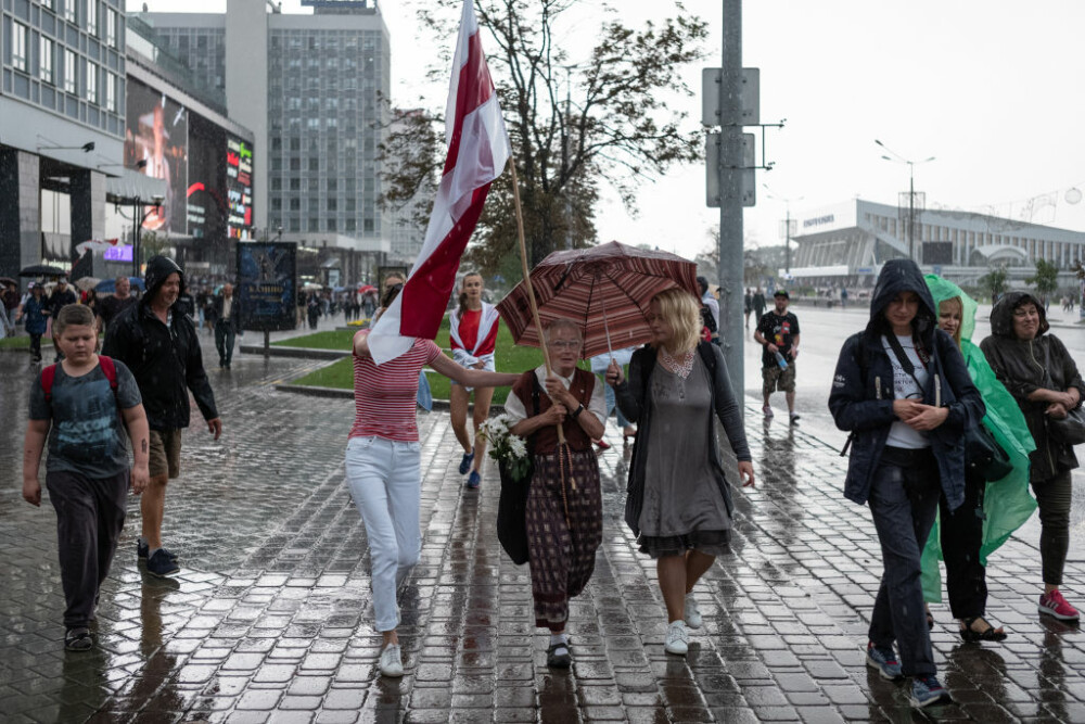 Celebră pe internet. O străbunică de 73 de ani îi înfruntă pe jandarmii din Belarus - Imaginea 3